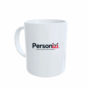 Caneca branca personalizada em cerâmica com logo. Brinde corporativo prático e versátil para ações promocionais e institucionais.