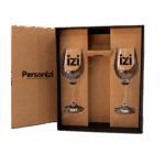 Caixa personalizada para vinho e 2 taças. Brinde sofisticado ideal para ações corporativas, datas comemorativas e presentes institucionais.