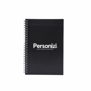 O Caderno A5 Plástico com Pauta 21x15cm Personalizado é um brinde corporativo prático, leve e ideal para ações promocionais e eventos empresariais.