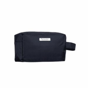 A Necessaire PVC Impermeável com Plaquinha Personalizada é um brinde corporativo elegante e resistente, ideal para kits promocionais e ações de marca.