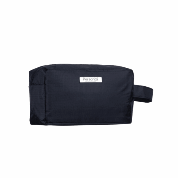 A Necessaire PVC Impermeável com Plaquinha Personalizada é um brinde corporativo elegante e resistente, ideal para kits promocionais e ações de marca.