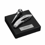 Kit vinho com 2 peças em estojo personalizado, ideal como brindes corporativos elegantes para eventos, campanhas e datas comemorativas.