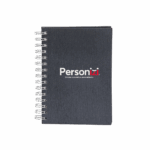 Agenda diária 2025 metalizada personalizada com logo. Brinde elegante e funcional para ações promocionais e campanhas institucionais.