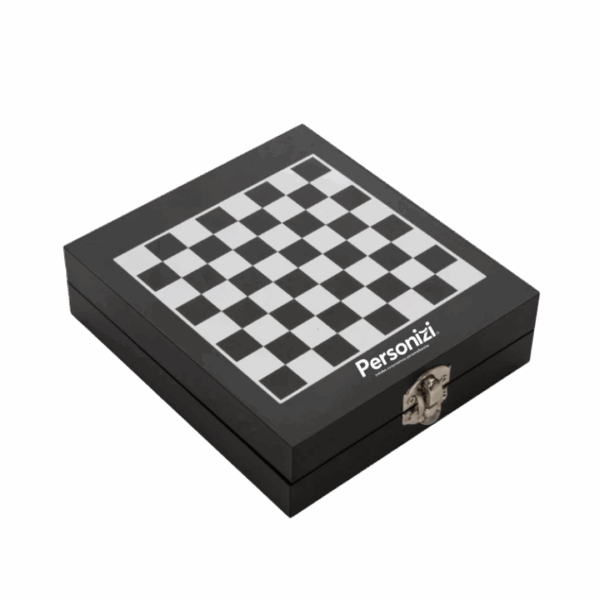 Kit vinho xadrez 4 peças personalizado, ideal como brindes personalizados sofisticados para ações corporativas, eventos e presentes institucionais.