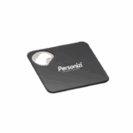 Porta-copos em ABS com abridor de garrafas e personalização ideal para brindes personalizados funcionais e criativos em eventos corporativos.