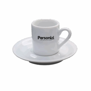 Xícara de porcelana 50ml com pires e logo. Brinde personalizado ideal para café expresso em ações corporativas e eventos promocionais.
