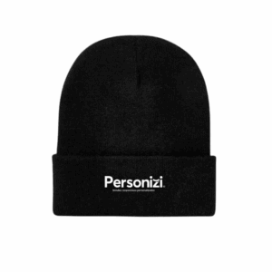 A Touca Gorro Preta Lisa de Lã Personalizada é uma opção versátil e eficiente para empresas que desejam oferecer brindes corporativos funcionais durante o inverno ou em eventos ao ar livre. Com design clássico e cor neutra, esse acessório agrada diversos públicos e estilos. Produzida em lã acrílica de alta qualidade, a touca proporciona aquecimento e conforto térmico, ideal para dias frios. Seu modelo ajustável se adapta bem a diferentes tamanhos de cabeça, garantindo usabilidade e conforto ao longo do dia. A cor preta lisa favorece combinações variadas, tornando-se um item discreto e elegante para o cotidiano. A personalização pode ser aplicada por meio de bordado ou patch com a logo da empresa, posicionada de forma visível e estratégica na parte frontal. Isso permite transformar um item de vestuário em um brinde corporativo eficiente, que amplia a presença da marca de forma orgânica e valorizada. Ideal para campanhas de inverno, eventos externos, programas de incentivo, kits de boas-vindas ou ações de endomarketing, a touca personalizada oferece não apenas proteção contra o frio, mas também reforço da identidade visual da empresa. É uma escolha prática, com excelente aceitação e alto valor percebido. Por ser leve e compacta, a touca é de fácil distribuição em eventos, feiras e ações promocionais. Além disso, transmite uma mensagem de cuidado e atenção ao bem-estar do público-alvo. Combinando conforto, estilo e visibilidade de marca, a touca gorro preta personalizada é um brinde que agrega valor em diferentes estratégias de marketing corporativo.
