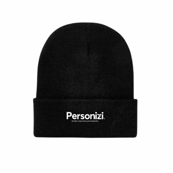 A Touca Gorro Preta Lisa de Lã Personalizada é uma opção versátil e eficiente para empresas que desejam oferecer brindes corporativos funcionais durante o inverno ou em eventos ao ar livre. Com design clássico e cor neutra, esse acessório agrada diversos públicos e estilos. Produzida em lã acrílica de alta qualidade, a touca proporciona aquecimento e conforto térmico, ideal para dias frios. Seu modelo ajustável se adapta bem a diferentes tamanhos de cabeça, garantindo usabilidade e conforto ao longo do dia. A cor preta lisa favorece combinações variadas, tornando-se um item discreto e elegante para o cotidiano. A personalização pode ser aplicada por meio de bordado ou patch com a logo da empresa, posicionada de forma visível e estratégica na parte frontal. Isso permite transformar um item de vestuário em um brinde corporativo eficiente, que amplia a presença da marca de forma orgânica e valorizada. Ideal para campanhas de inverno, eventos externos, programas de incentivo, kits de boas-vindas ou ações de endomarketing, a touca personalizada oferece não apenas proteção contra o frio, mas também reforço da identidade visual da empresa. É uma escolha prática, com excelente aceitação e alto valor percebido. Por ser leve e compacta, a touca é de fácil distribuição em eventos, feiras e ações promocionais. Além disso, transmite uma mensagem de cuidado e atenção ao bem-estar do público-alvo. Combinando conforto, estilo e visibilidade de marca, a touca gorro preta personalizada é um brinde que agrega valor em diferentes estratégias de marketing corporativo.