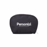 Nécessaire de nylon personalizada com logo. Brinde prático e resistente para eventos, ações promocionais e kits corporativos.