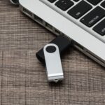 Pen Drive Giratório Metálico 4GB Personalizado | Personalizado com Logo | Personizi