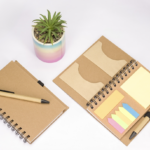 Caderno Ecológico com Autoadesivos e Caneta 18x13cm Personalizada | Personalizado com Logo | Personizi
